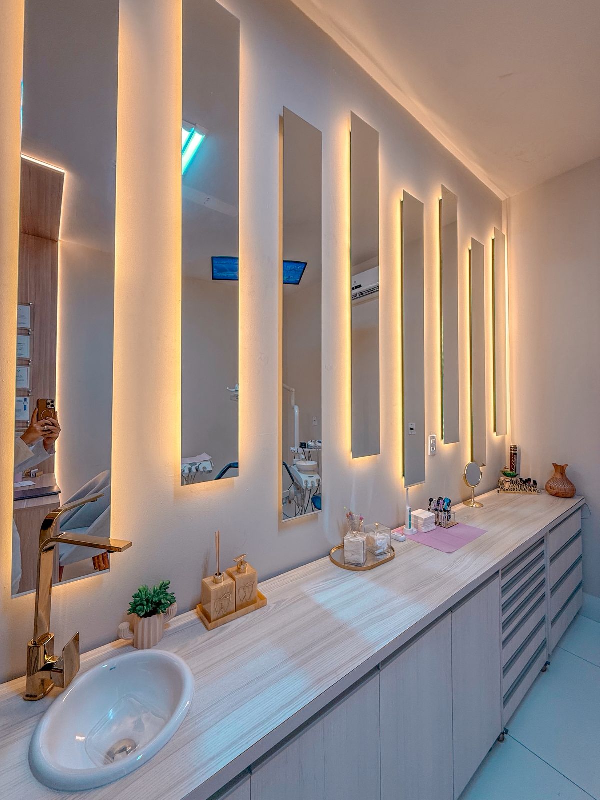 Ambiente moderno da clínica odontológica em Goiânia